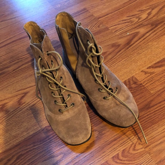SOFTSPOTS Tan Color Suede Booties Size 7 - Picture 3 of 11